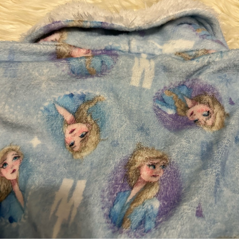 Disney’s Frozen Robe - Picture 5 of 5